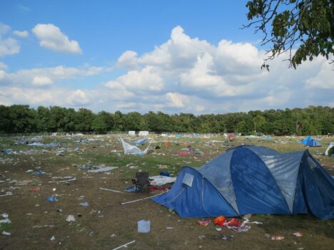 Verlassener Campingplatz mit viel Müll