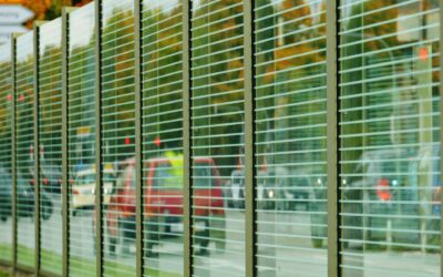 Lärmschutzwand aus Glas mit gespiegelten Autos