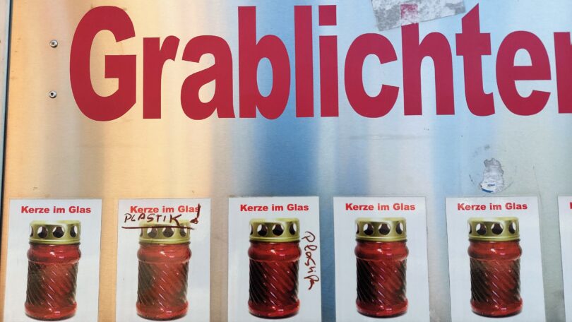 Grablichtautomat mit Kerzen in Plastikverpackung