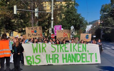 Klimastreik 2022, Kinder und Erwachsene halten Transparente wie Wir streiken bis ihr handelt