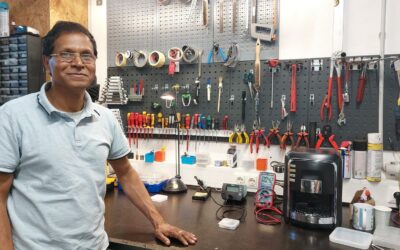 Debnath Kumar repariert Elektrogeräte