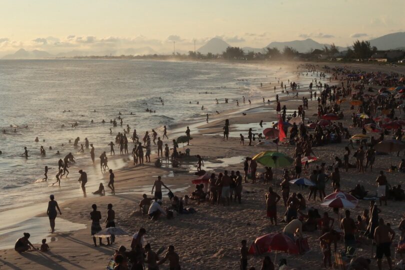 Ein überfüllter Strand. 