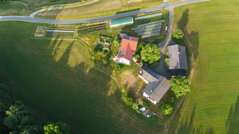 Drohnenaufnahme vom Hof der Wilden Ernte.