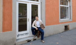 Lorenz Neubauer sitzt vor dem Geschäftslokal in der Schörgelgasse 27, 8010 Graz, das die CRAFTEREI werden soll.