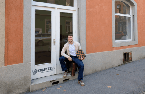 Lorenz Neubauer sitzt vor dem Geschäftslokal in der Schörgelgasse 27, 8010 Graz, das die CRAFTEREI werden soll.