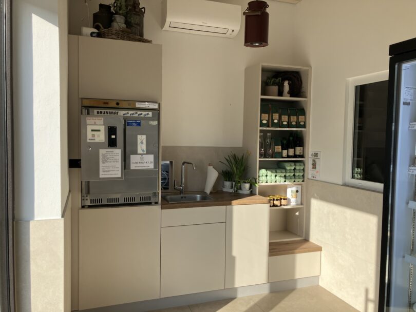 Hofladen des Milchhof Riedl mit dem Milchautomaten