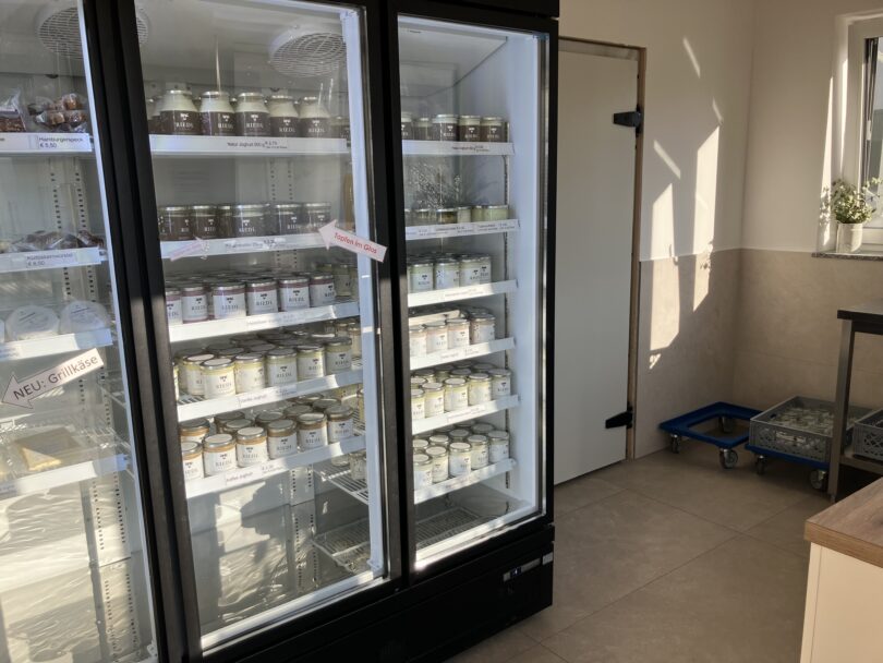 Kühlschränke mit Milchprodukten gefüllt.