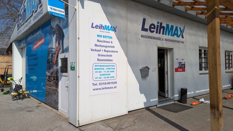 Foto des Betriebes "LeihMAX" von außen mit Eingang und Aufschriften.