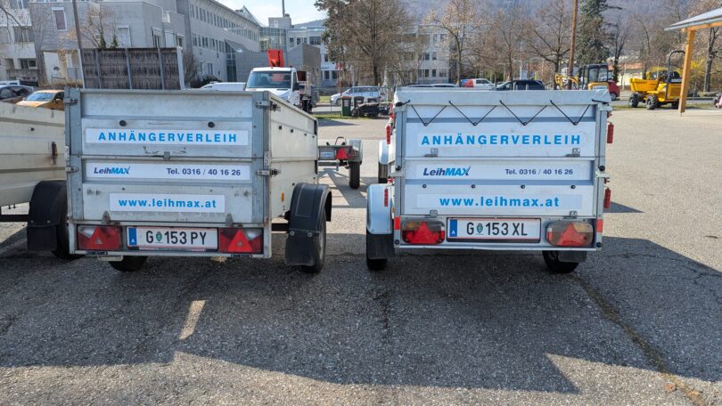2 Anhänger die bei LeihMAX ausgeliehen werden können von hinten.