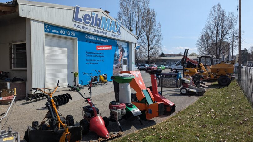 Leihmax von vorne fotografiert, einige Gartengeräte, die man ausleihen kann, im Vordergrund.